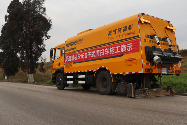 On-site demonstration of Meitong dry sweeper in Yunnan Luliang Highway Branch
