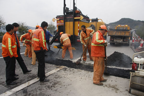 Thermal recycling road maintenance vehicle construction site