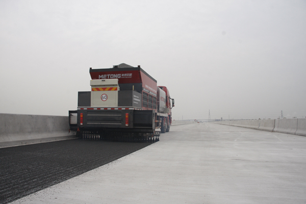 Hot air road maintenance vehicle belt synchronous vehicle construction site in Kunshan, Jiangsu